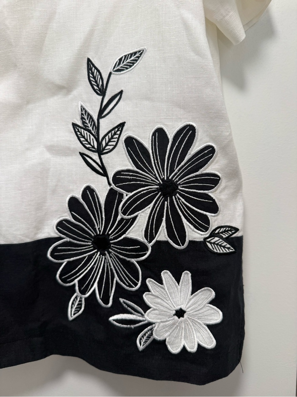 Jennifer Moore White and Black Short-Sleeve Floral Button-Up Top - Picture 3 of 4